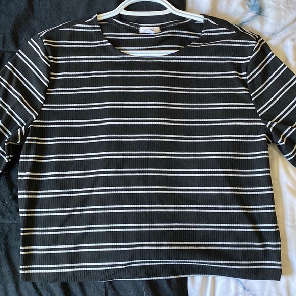 Woman’s short short sleeved top - Picture 1 of 2